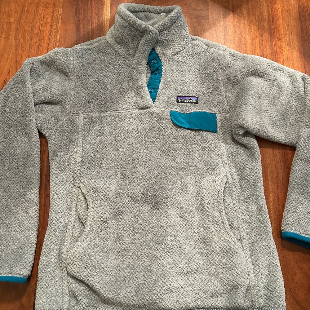 Patagonia Light Gray Fleece with Teal Accents